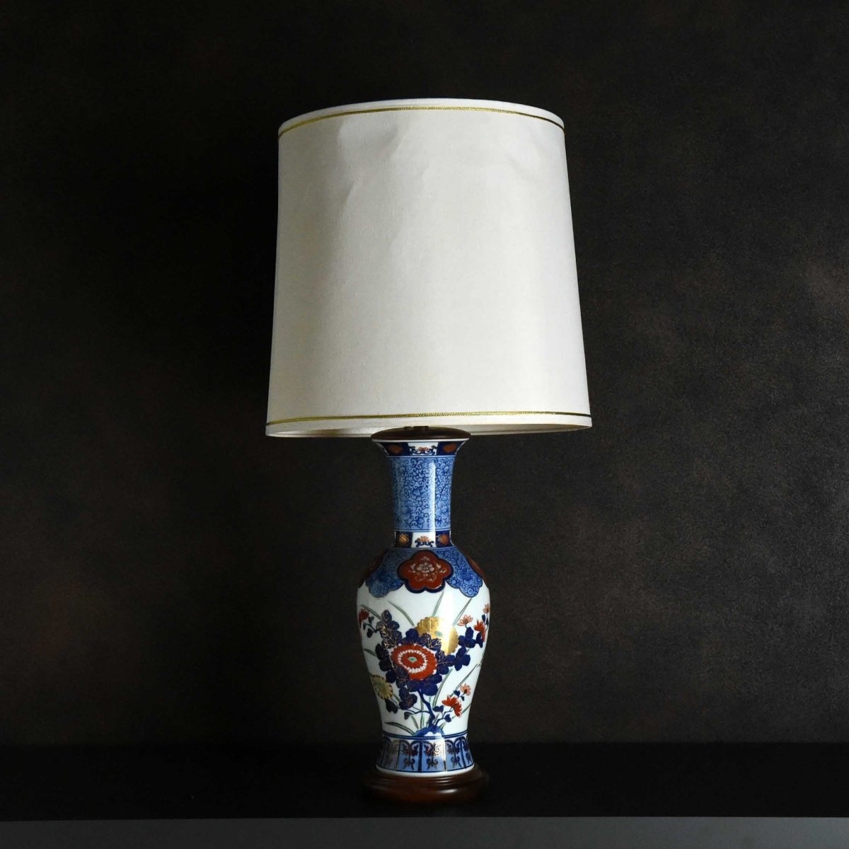 小笠原藤右衛門 提灯花瓶－赤濃牡丹尽くし