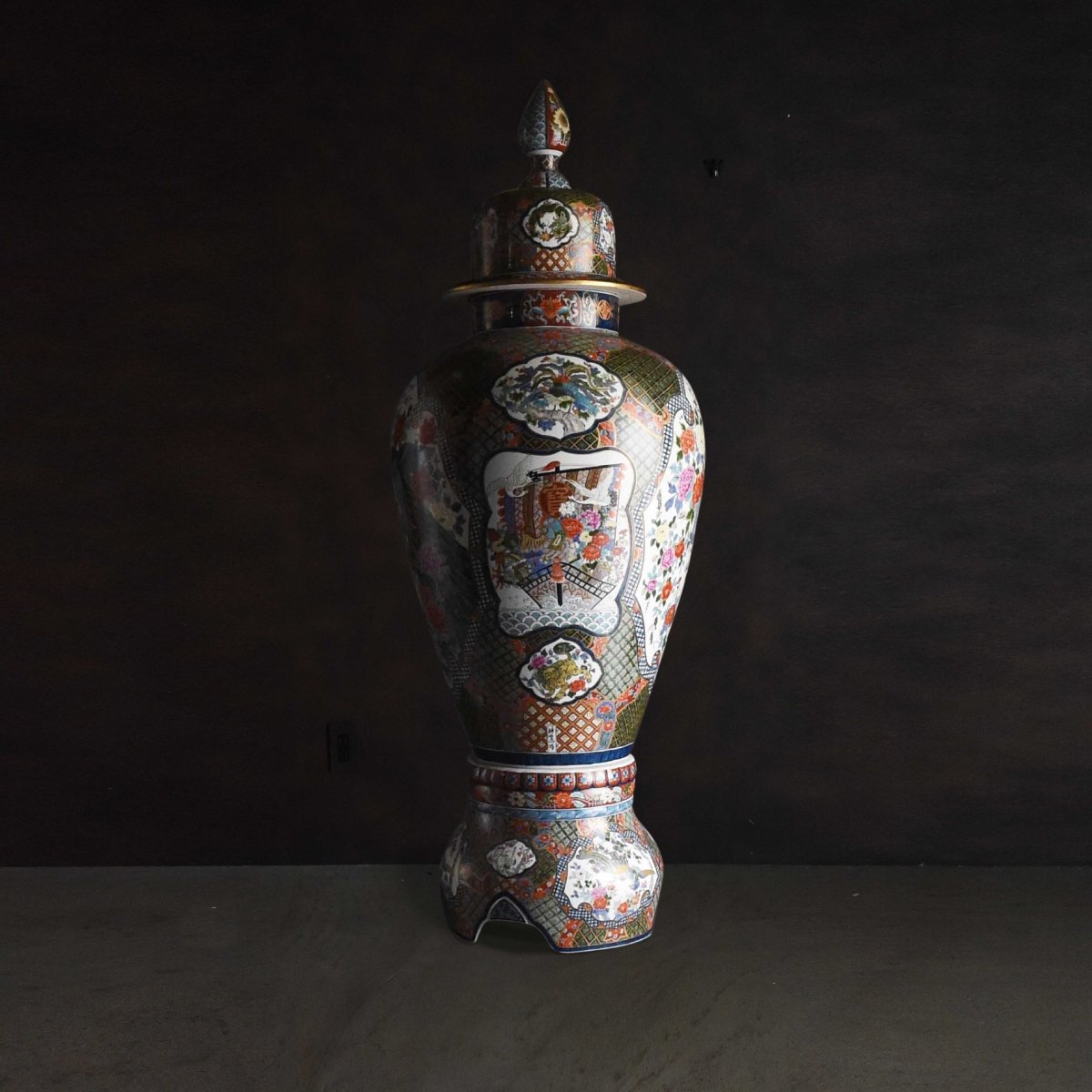 有田焼 - 大飾壺 - 染錦間取花鳥 – Tokyo Apartment Store