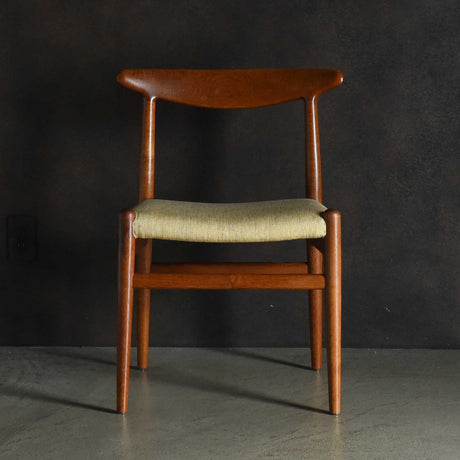 Hans.J.Wegner／ハンス・J・ウェグナーによるシンプルなデザインのダイニングチェア・
ゆったりとした後ろ足のカーブなど優れたデザインの。全体的に丸みを帯びたフォルムの椅子で、特に笠木の曲線が美しい品です。笠木は無垢材を贅沢に削り出して作られています。
無垢材を削り出しで作られる工法は歩留まりが悪い為現在では生産されず、ビンテージ品のみ現存する大変貴重な作品です。1953年デザイン。 C.M Madsens／CMマドセン（デンマーク）製。