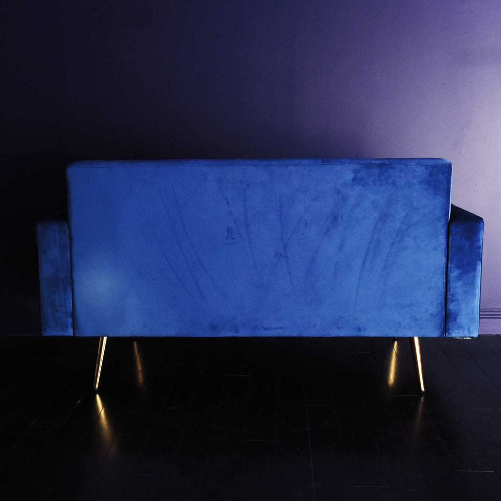 ベルベット素材のネイビーのソファ