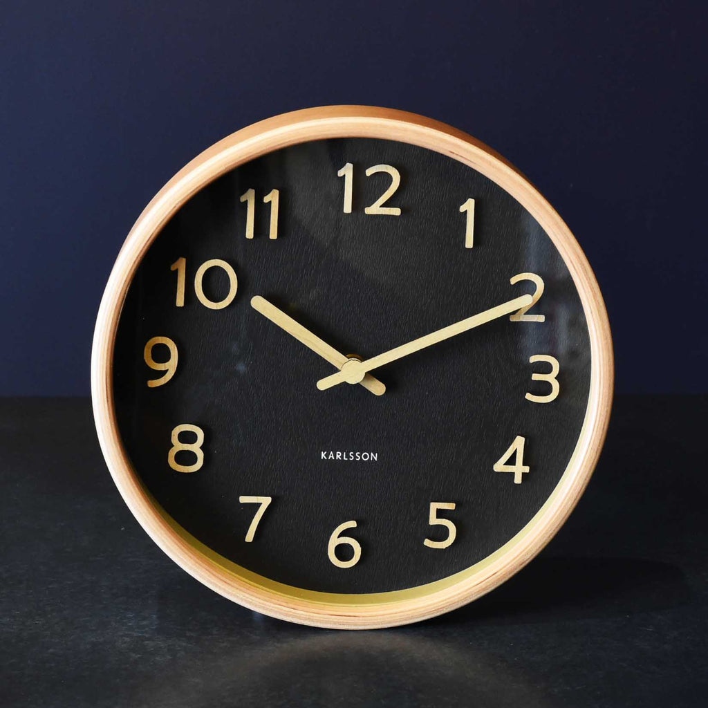 順木目のシンプルな壁掛け時計。文字の色がマルチになっているのが特徴です。