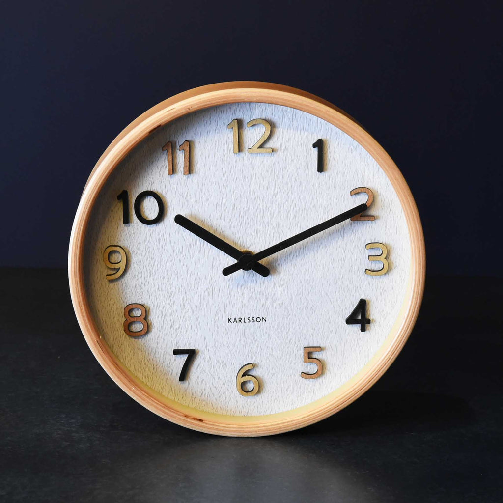 順木目のシンプルな壁掛け時計。文字の色がマルチになっているのが特徴です。